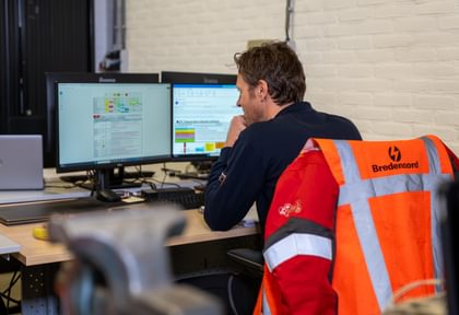 Technical Trainer Erjan arbeitet am Computer an der Weiterentwicklung seiner Schulungen.