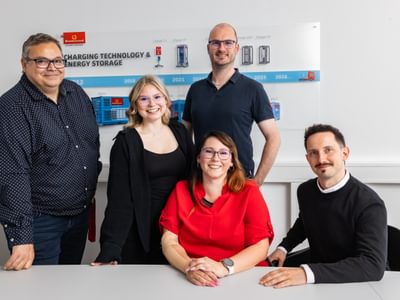 5 Bredenoord Mitarbeiter in einem Meetingraum am Standort Biebesheim, alle der Kamera zugewandt