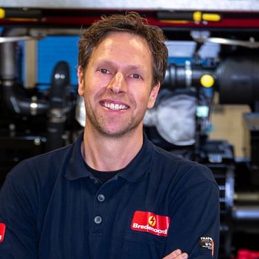 Technical Trainer Erjan steht vor einem geöffneten Stage V Aggregat von Bredenoord.