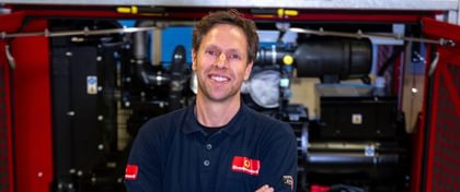 Technical Trainer Erjan steht vor einem geöffneten Stage V Aggregat von Bredenoord.