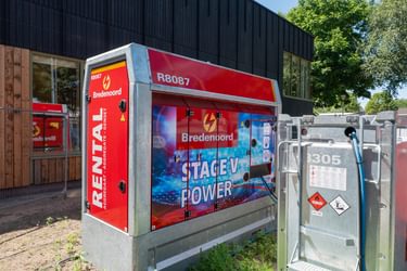Bredenoord Stage V Stromerzeuger mit angeschlossenem Kraftstofftank zur temporären Stromversorgung der Belabox in Tilburg.